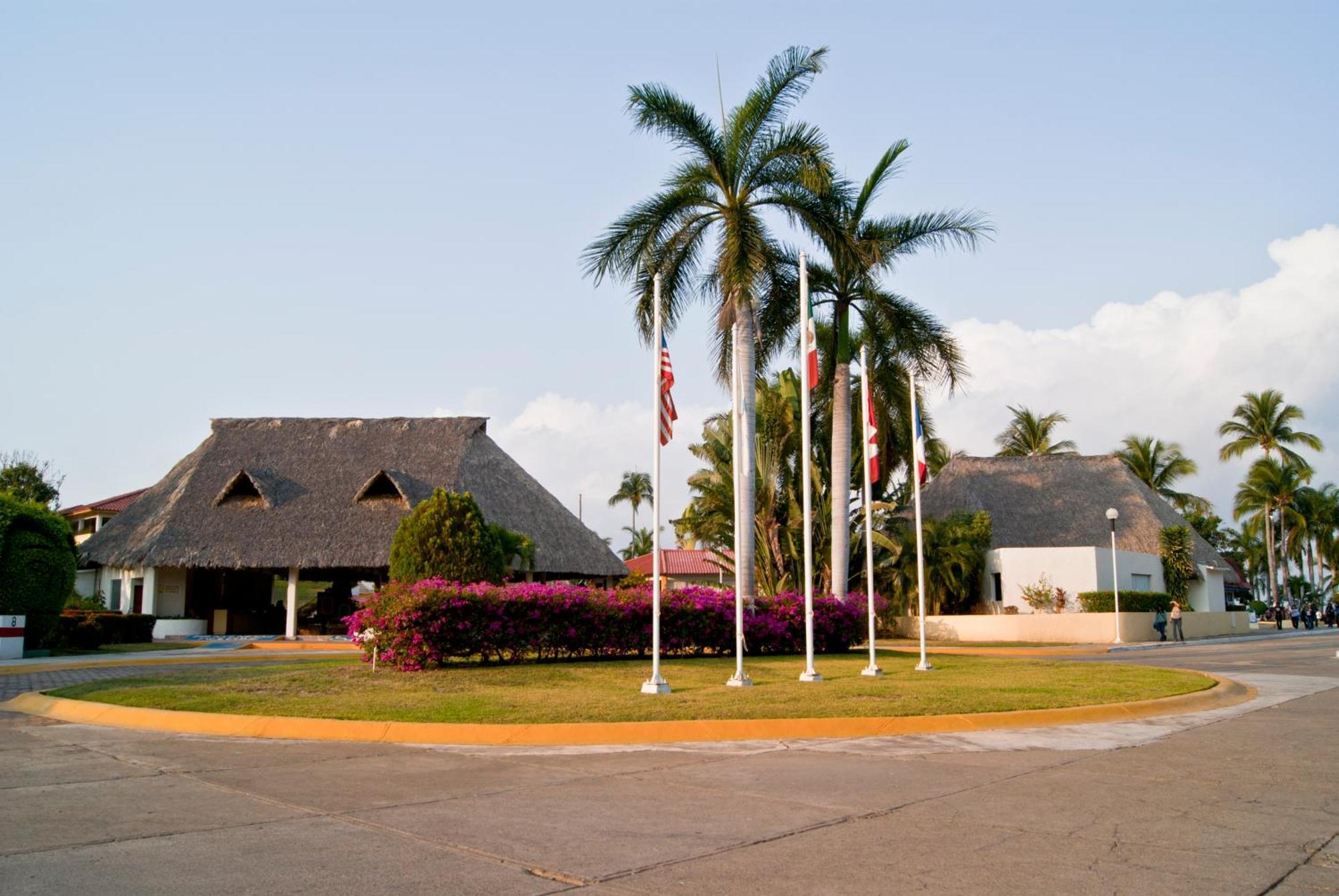 Qualton Club Ixtapa All Inclusive Exterior photo